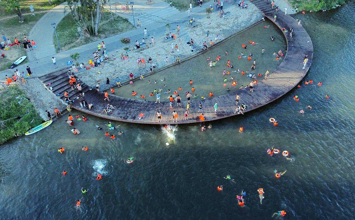 Huế cấm tắm ở sông Hương để phòng chống dịch Covid-19