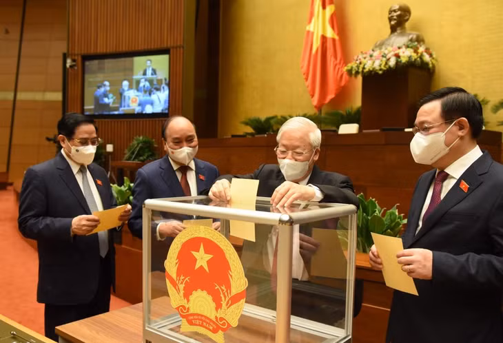 Các đại biểu Quốc hội bỏ phiếu tại Kỳ họp thứ nhất