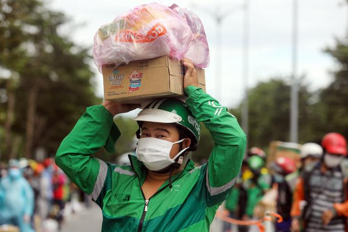 Shipper xếp hàng giao đồ trước Bệnh viện dã chiến số 6 (TP.Thủ Đức)