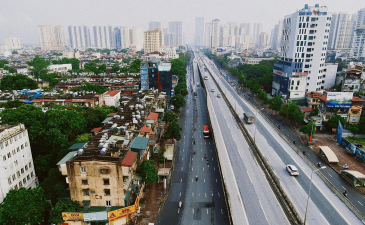 Đường vành đai 3 trên cao hướng từ Khuất Duy Tiến về Mai Dịch thưa thớt phương tiện qua lại.