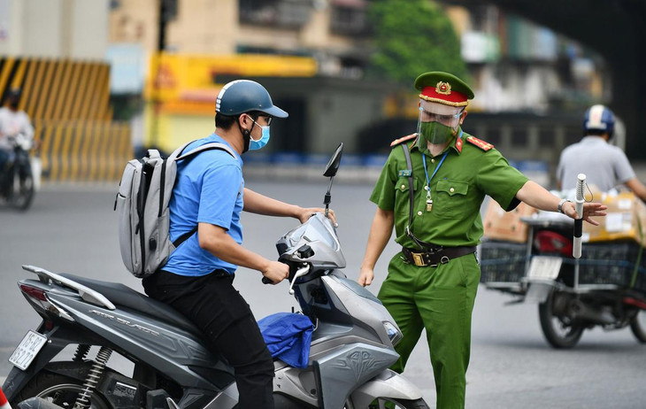 &quot;Trong ít phút buổi sáng, sau khi lực lượng chức năng kiểm tra các xe vận chuyển hàng hoá, đã có 5 trường hợp vi phạm bị xử lý, trong đó 4 trường hợp là các xe tải vận chuyển hàng không thiết yếu&quot;, trung tá Trương Thành Vũ cho biết.