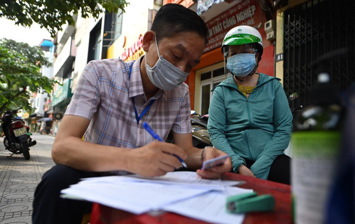 Chị Trần Thị Thắm (phường Nghĩa Đô, quận Cầu Giấy) bị cơ quan chức năng phường Ngọc Khánh xử phạt hành chính vì ra đường không có giấy xác nhận. Chị Thắm cho biết mình là lao động tự do, mọi ngày chị vẫn đi từ nhà đến nấu cơm cho một gia đình ở Thái Hà. Hôm nay khi đi qua chốt chị không biết phải mang theo giấy tờ gì và xin ở đâu. Khi được lực lượng chức năng xử phạt hành chính và hướng dẫn về chính quyền địa phương nơi sinh sống xin giấy phép đi lại, chị chấp nhận nộp phạt và sẽ sớm bổ sung giấy tờ theo quy định.