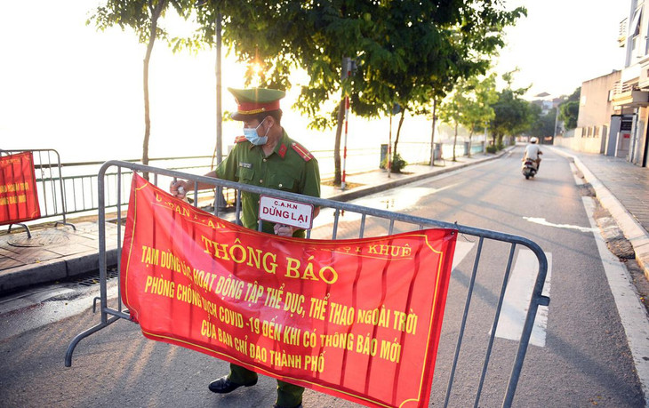 Tại khu vực ven hồ Tây, lực lượng chức năng dựng rào chắn để ngăn tình trạng người dân tập thể dục. Trung úy Lê Ngọc Khánh (công an làm nhiệm vụ) cho biết hôm nay không còn tình trạng người dân đi tập thể dục nhiều như trước đó.