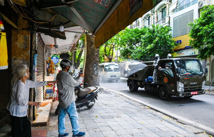 Người dân hiếu kỳ đổ ra đường xem lực lượng chức năng phun khử khuẩn khiến lực lượng quân đội phải liên tục nhắc nhở.