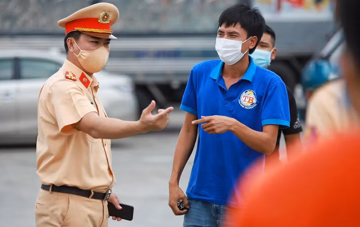 Lúc 11h30, đại tá Dương Đức Hải, Trưởng phòng CSGT, Công an Hà Nội, yêu cầu mở thêm một luồng cho các xe chiều từ Hà Nội đi ra nhưng có nhu cầu quay lại.