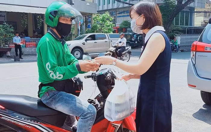 Hà Nội cấp phép cho 14.270 shipper hoạt động