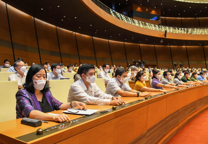 Quốc hội xem xét, thông qua và ban hành 30 Nghị quyết, trong đó có 18 Nghị quyết về tổ chức và nhân sự, 11 Nghị quyết chuyên đề, 1 Nghị quyết chung về kỳ họp