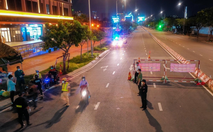 Từ 18h đến 22h, cảnh sát đã kiểm tra hàng chục phương tiện ra vào địa bàn quận 7 tại trạm kiểm soát. Ngày đầu thực hiện, lực lượng chức năng chủ yếu tuyên truyền nhắc nhở người dân thực hiện theo quy định mới.