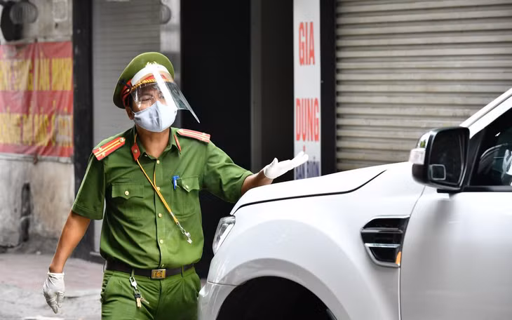 Một chiếc ôtô xuất phát từ ngõ ra ngoài được lực lượng chức năng yêu cầu người lái dừng xe. Tài xế cho biết anh đang trên đường đón sếp đến nơi làm việc. "Bình thường tôi được phép đi qua các chốt nhưng đến đây thì buộc phải dừng lại", anh nói. Cảnh sát cho biết người lái chiếc xe này thiếu giấy phép thông hành hợp lệ, và không thể có chuyện anh ta từng đi qua các chốt kiểm dịch tại Hà Nội.