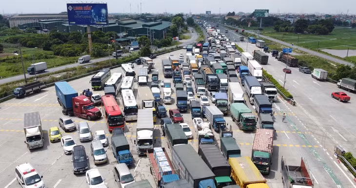 Sáng 24/7, Hà Nội áp dụng giãn cách xã hội theo Chỉ thị 17 của UBND TP (dựa trên nguyên tắc Chỉ thị 16 của Thủ tướng). 22 chốt kiểm soát tại cửa ngõ Hà Nội bắt đầu kiểm soát 100% người và phương tiện.