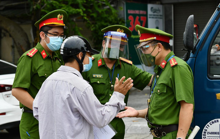 Một chiếc ôtô tải vận chuyển đồ nội thất đã bị lực lượng chức năng yêu cầu tài xế dừng xe lại để xử lý. Trong một giờ, người này vẫn đưa ra nhiều lý do khiến việc lập biên bản không xong.