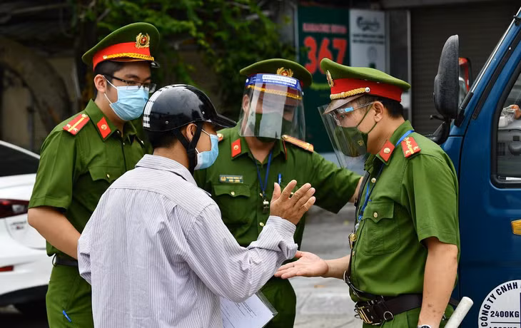 Một chiếc ôtô tải vận chuyển đồ nội thất đã bị lực lượng chức năng yêu cầu tài xế dừng xe lại để xử lý. Trong một giờ, người này vẫn đưa ra nhiều lý do khiến việc lập biên bản không xong.