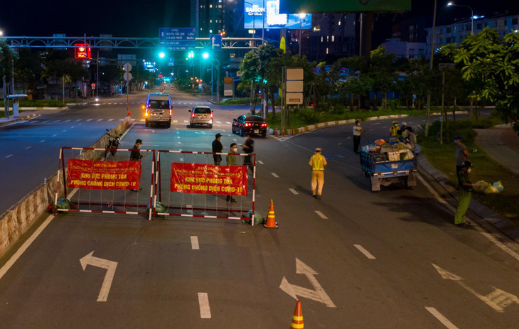 Tối 26/7, Công an Quận 7 (TP.HCM) ra quân kiểm tra người ra đường sau 18h theo chỉ đạo mới của Chủ tịch UBND thành phố.