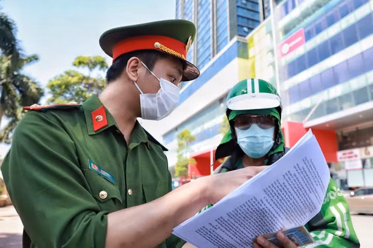 Cảnh sát phải in văn bản 3611 của Sở GTVT Hà Nội về việc yêu cầu 5 ứng dụng công nghệ trong đó có Grab phải dừng toàn bộ dịch vụ vận chuyển hàng hóa và hành khách