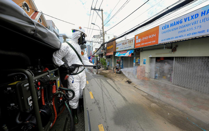 Lực lượng quân đội đã tiến hành phun khử khuẩn nhiều tuyến đường như Hiệp Bình, Tam Bình thuộc 2 phường Hiệp Bình Chánh, Hiệp Bình Phước.