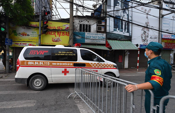 Các xe ưu tiên được qua chốt, không phải dừng lại xuất trình giấy tờ.
