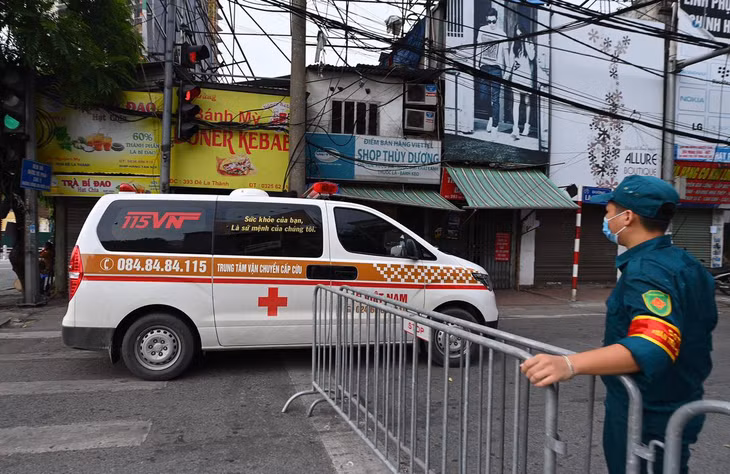 Các xe ưu tiên được qua chốt, không phải dừng lại xuất trình giấy tờ.