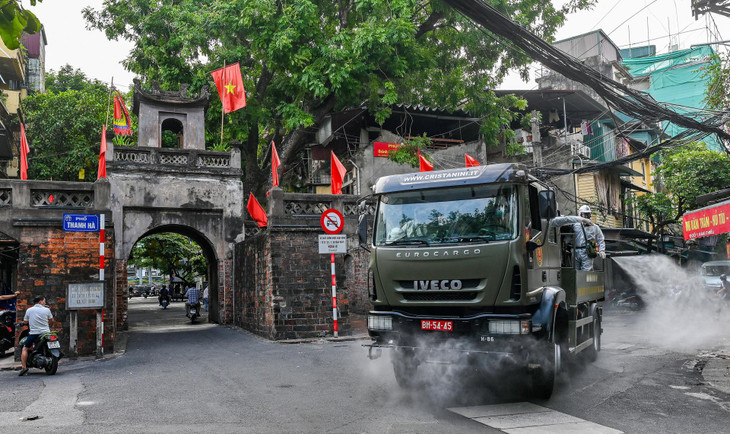 Trong ảnh là khu vực Ô Quan Chưởng. Theo kế hoạch, toàn bộ quận Hoàn Kiếm và Ba Đình được phun khử khuẩn trong ngày 26/7.