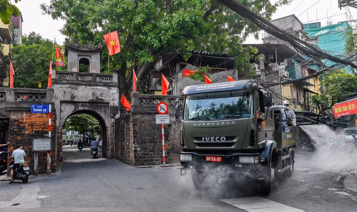Trong ảnh là khu vực Ô Quan Chưởng. Theo kế hoạch, toàn bộ quận Hoàn Kiếm và Ba Đình được phun khử khuẩn trong ngày 26/7.