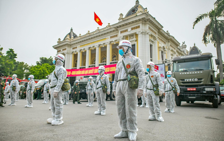 7h sáng, 15 xe chuyên dụng và 180 cán bộ, chiến sĩ tập trung tại khu vực Quảng trường Cách mạng tháng Tám làm lễ xuất quân.