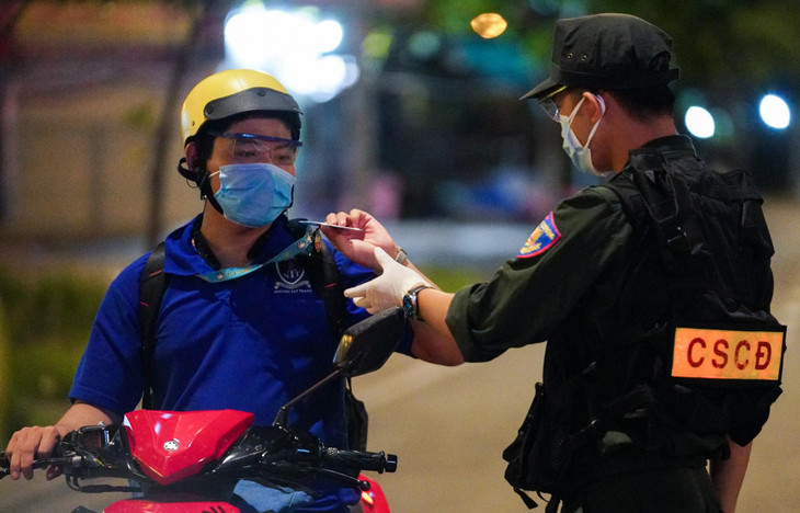 Nam thanh niên này cũng được cảnh sát yêu cầu dừng xe tại chốt để kiểm tra lý do di chuyển khi đã 21h. Sau khi xuất trình được giấy tờ và thông tin đang làm công tác phòng chống dịch tại địa phương, anh ta được tiếp tục di chuyển.