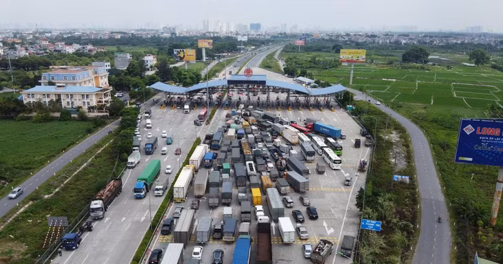 "Tôi cũng yêu cầu Sở GTVT các tỉnh, đặc biệt là Hải Phòng đẩy nhanh việc cấp giấy nhận diện cho xe ưu tiên luồng xanh, đảm bảo lưu thông hàng hoá", ông Hùng nói.