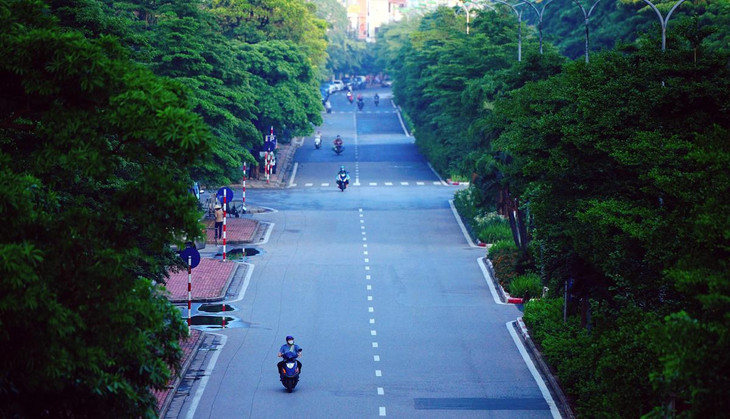Sáng 24/7, Hà Nội áp dụng giãn cách xã hội theo Chỉ thị 17 của UBND TP (dựa trên nguyên tắc Chỉ thị 16 của Thủ tướng). Nhiều tuyến đường vắng lặng khi người dân hạn chế ra ngoài. Hình ảnh tại phố Đào Tấn (quận Ba Đình).