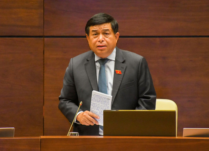 Bộ trưởng Bộ Kế hoạch và Đầu tư Nguyễn Chí Dũng giải trình, làm rõ một số vấn đề các đại biểu Quốc hội quan tâm.