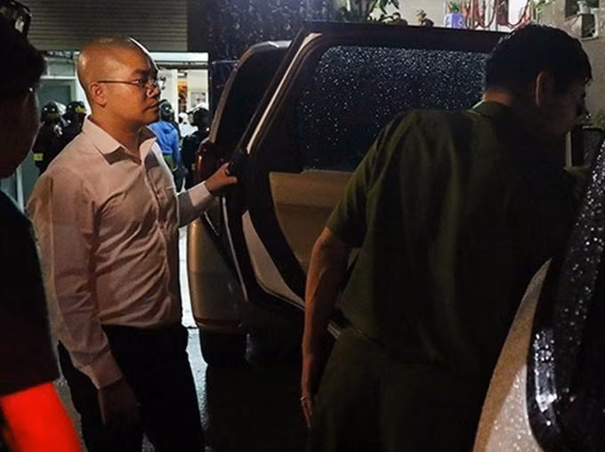 Nguyễn Thái Luyện (áo trắng) làm việc với cảnh sát hồi tháng 9/2019