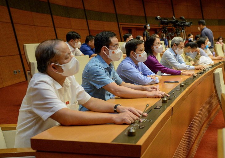 Các đại biểu Quốc hội biểu quyết thông qua Nghị quyết về Chương trình giám sát của Quốc hội năm 2022.