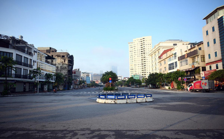 Các ngã tư vắng bóng xe cộ như buổi sáng mùng 1 Tết Nguyên đán.