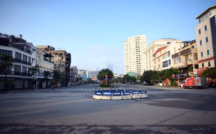 Các ngã tư vắng bóng xe cộ như buổi sáng mùng 1 Tết Nguyên đán.
