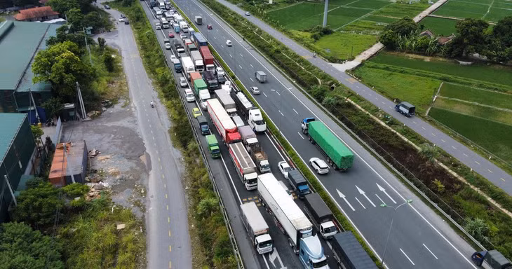 Ông Khuất Việt Hùng đã yêu cầu các lực lượng tại chốt dành 1-2 làn ưu tiên cho các xe đi đủ điều kiện qua chốt. Các xe không thuộc diện vào TP phải yêu cầu quay đầu ngay, không để dừng đỗ quá lâu gây ùn tắc.