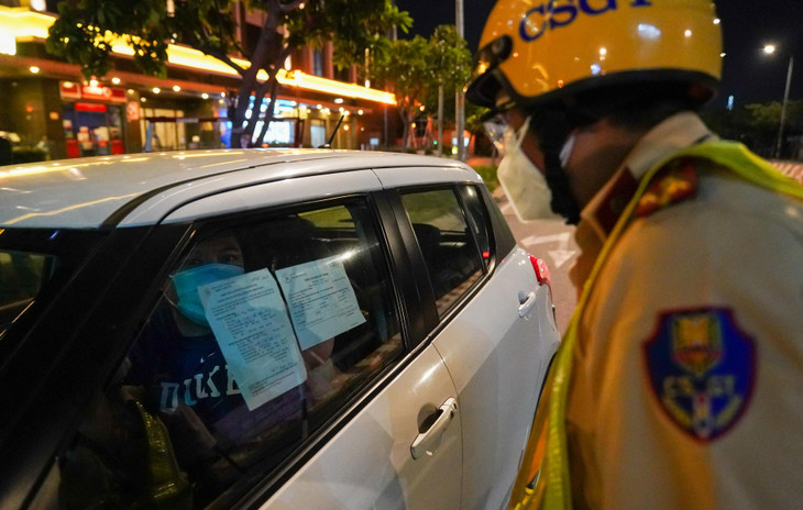 Người ra đường trong khoảng thời gian sau 18h nếu không nằm trong trường hợp cho phép hoặc không có lý do chính đáng sẽ bị lực lượng chức năng nhắc nhở, xử phạt.