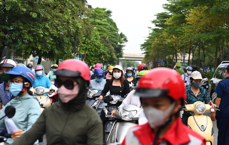 Chỉ trong khoảng thời gian ngắn lực lượng làm nhiệm vụ dừng xe kiểm soát, phía sau bị ùn ứ dài hàng trăm mét.