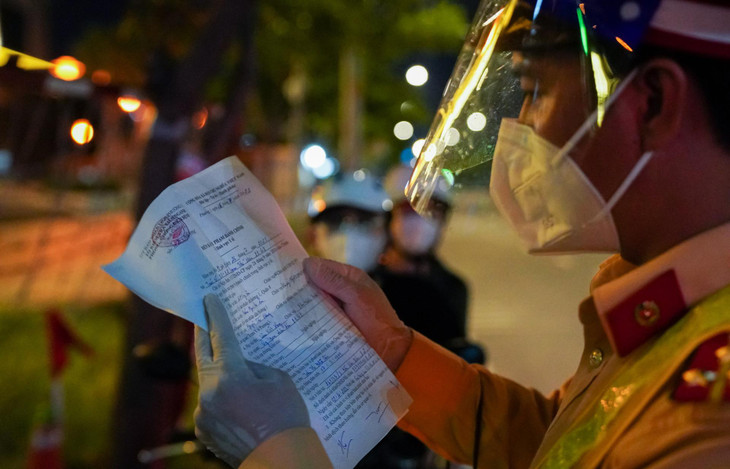 Đôi nam nữ trình bày đang trên đường về nhà, không nắm được quy định mới nên đã về trễ. Họ không khai báo được lý do chính đáng khi ra đường nên chấp nhận quy định xử phạt.