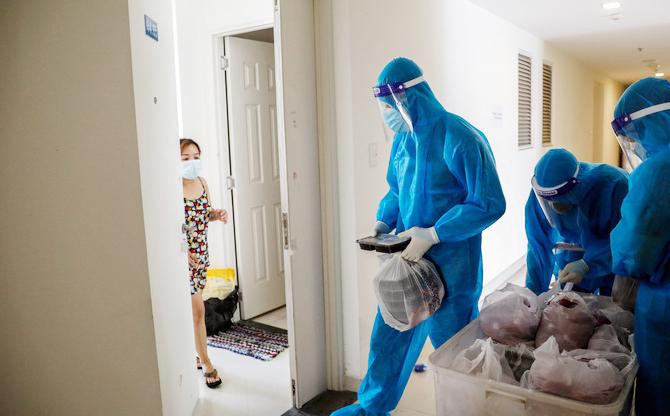 Nhân viên y tế điều trị F0 tại bệnh viện dã chiến ở TP.HCM