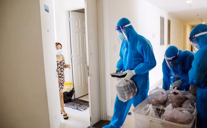 Nhân viên y tế điều trị F0 tại bệnh viện dã chiến ở TP.HCM