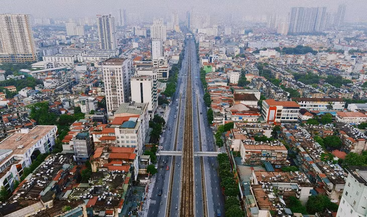 Trục đường Nguyễn Trãi thông thoáng ngay từ sáng sớm. Trước dịch, nơi này là điểm đen ùn tắc giao thông.