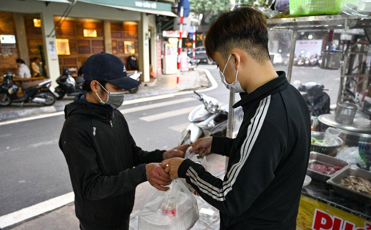 Các doanh nghiệp F&amp;B cho rằng việc hạn chế bán tại chỗ kéo theo nhiều hệ lụy