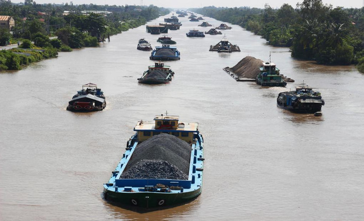 Kênh Chợ Gạo thường xuyên quá tải do nhiều tàu thuyền đi qua