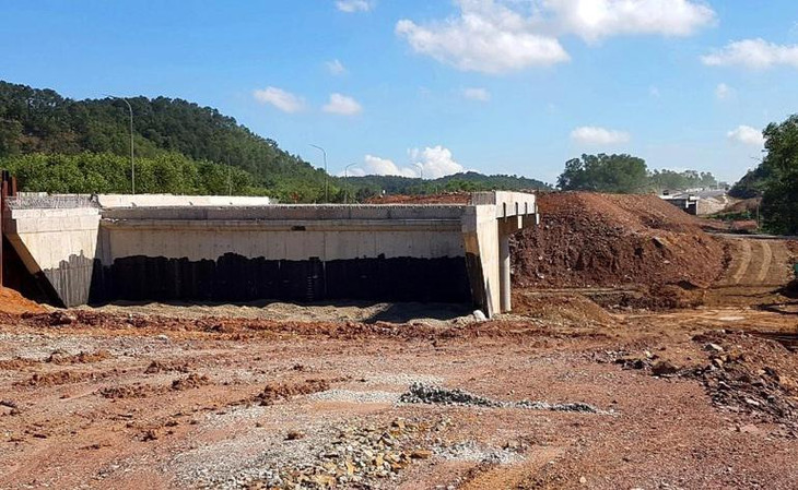 Một điểm "nghẽn" trên tuyến cao tốc Cam Lộ - La Sơn tại xã Thủy Bằng, TP. Huế, tỉnh Thừa Thiên Huế Một điểm "nghẽn" trên tuyến cao tốc Cam Lộ - La Sơn tại xã Thủy Bằng, TP. Huế, tỉnh Thừa Thiên Huế