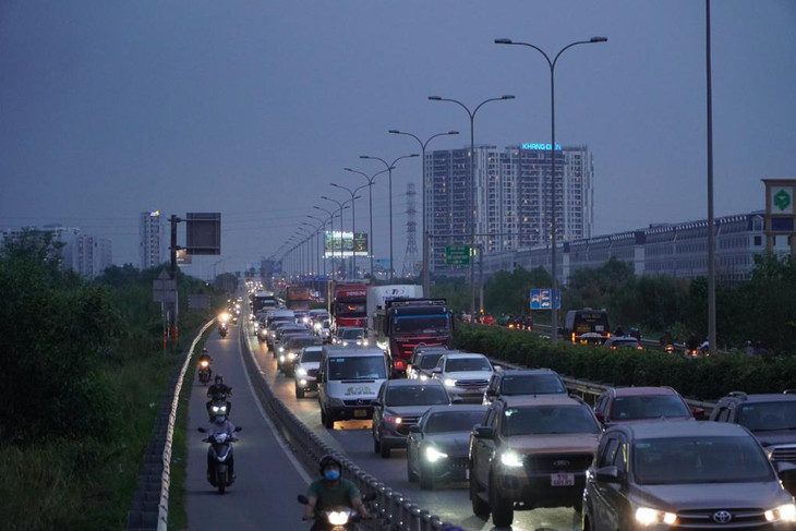 Ô tô chạy trên cao tốc TP. HCM - Long Thành - Dầu Giây