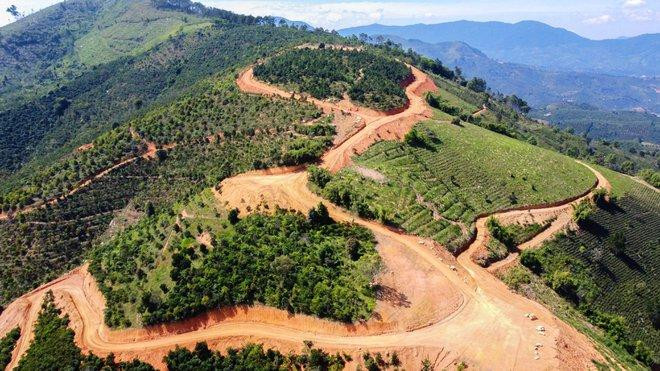 Quả đồi bị san ủi, cạo trọc làm đường Quả đồi bị san ủi, cạo trọc làm đường