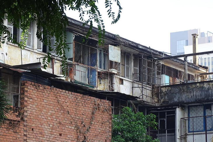 Chung cư 128 Hai Bà Trưng đang được rào chắn, tháo dỡ để xây mới