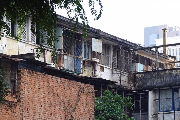 Chung cư 128 Hai Bà Trưng đang được rào chắn, tháo dỡ để xây mới