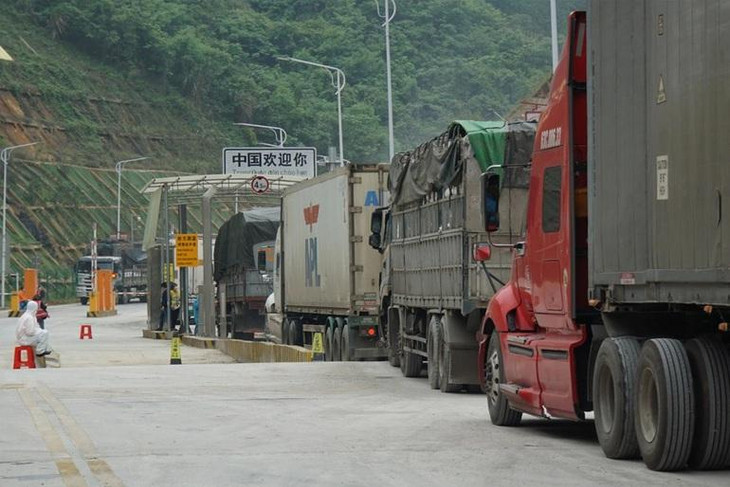 2 cán bộ Đội trật tự đô thị huyện Cao Lộc (Lạng Sơn) đã nhận hối lộ để các phương tiện được lên cửa khẩu với giá 200-300 triệu đồng/xe