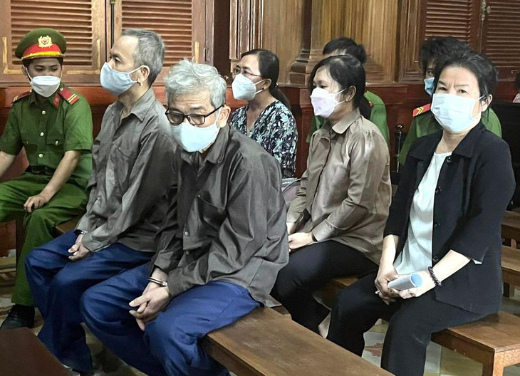 Bà Tuyền mặc áo vest đen, được tại ngoại, tham gia phiên tòa.