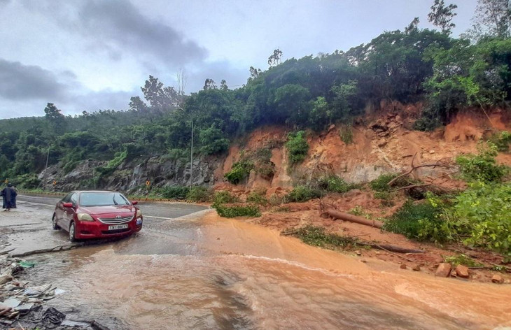 Quốc lộ 1D qua phường Ghềnh Ráng sạt lở tháng 11/2021