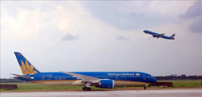 Máy bay của hãng hàng không Vietnam Airlines cất và hạ cánh tại sân bay Tân Sơn Nhất